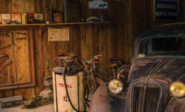 Gammel garage med veteranbil - Køb fototapet i non-woven kvalitet