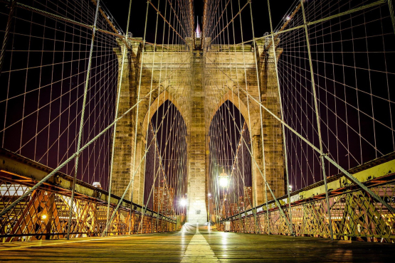 Manhattan bridge at night - Køb non-woven fototapet med bro fra New York