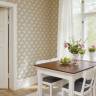 044-21 Elsagården cremefarvet m. sorte blomster Gammal Svenska Tapet 044-21 Elsagården cremefarvet m. sorte blomster Gammal Svenska Tapet