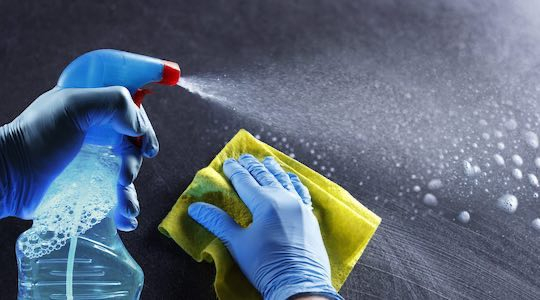Rengøring med rengøringsmidler og grundrens