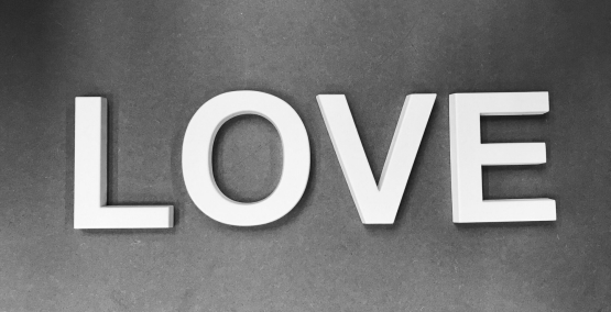 LOVE - Køb bogstaver i stukmateriale til at sidde på væggen