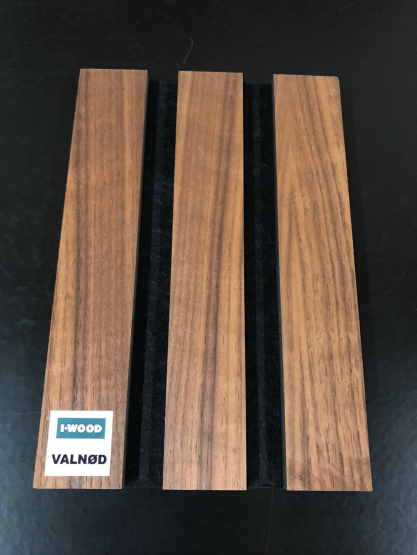 Prøve på akustikpanel Valnød m. sort filt - Akustikpaneler med Valnødfiner