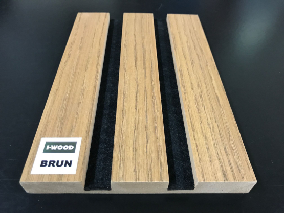 Prøve på akustikpanel Brun Olie m. sort filt - Akustikpaneler med egefiner
