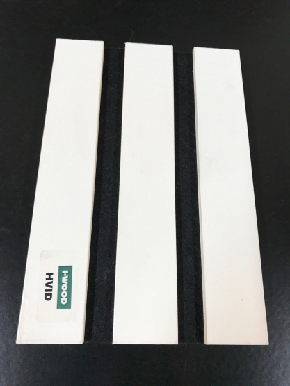 Prøve på akustikpanel Hvidmalet m. sort filt - Akustikpaneler i hvid