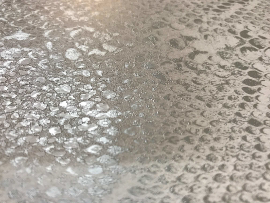 Hvid og grå slangeskin klæbefolie 45cm. 2 meter - Selvklæbende folie