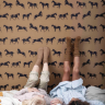 HORSE 193 Brun tapet med sorte Galoperende heste - Ferm Living tapet HORSE 193 Brun tapet med sorte Galoperende heste - Ferm Living tapet