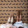 HORSE 193 Brun tapet med sorte Galoperende heste - Ferm Living tapet HORSE 193 Brun tapet med sorte Galoperende heste - Ferm Living tapet
