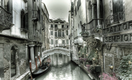 Venedig kanal og gondol i Retro farver - Køb fototapet i non-woven